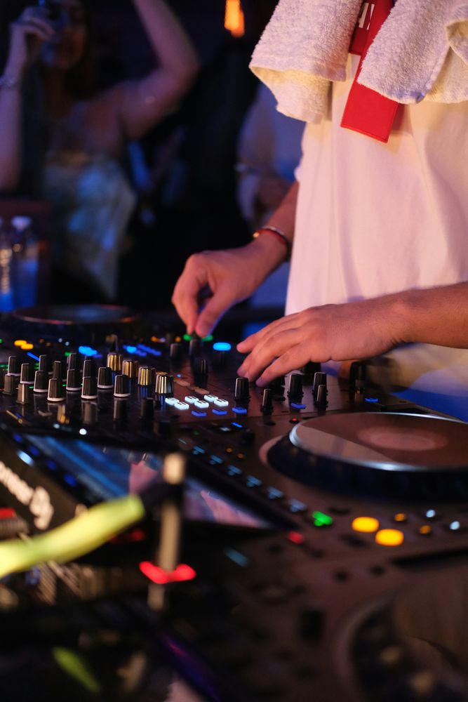 DJ am Mischpult während einer Clubnacht in Istanbul