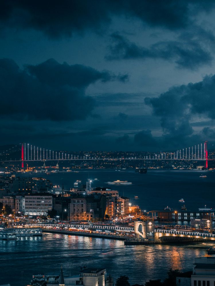 Blick über den Bosporus in der blauen Stunde, im Hintergrund die beleuchtete Bosporusbrücke