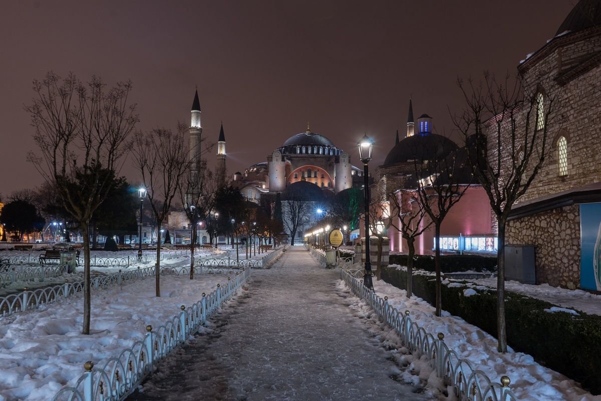 Die Hagia Sophia in einer verschneiten Winternacht
