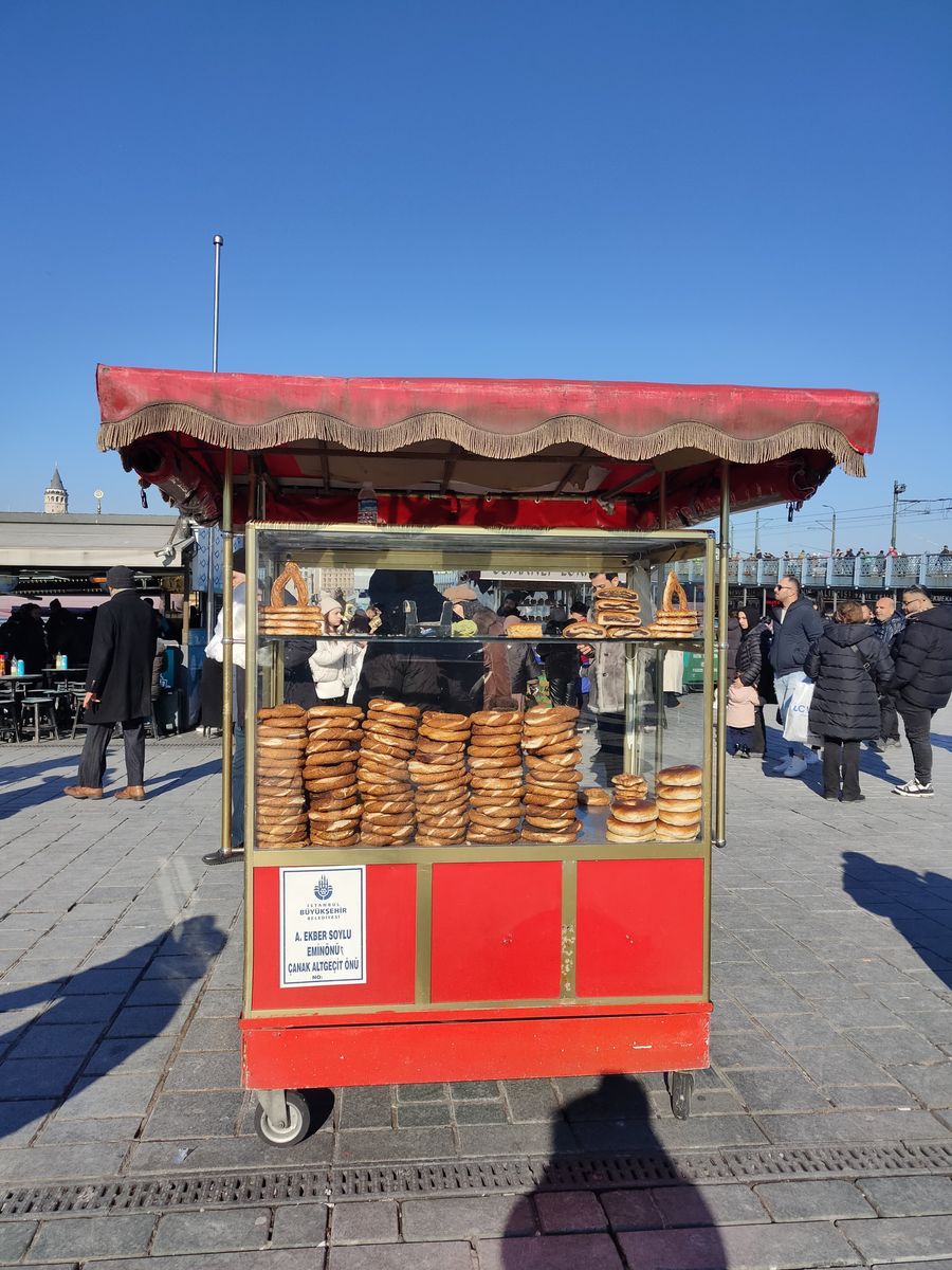Ein Simit-Verkaufswagen mit Sesamkringeln am Ufer in Istanbul