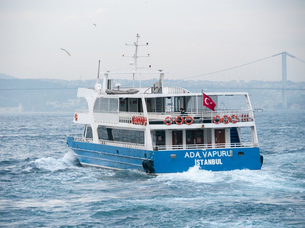 Eine Fähre auf dem Bosporus, im Hintergrund die Stadt