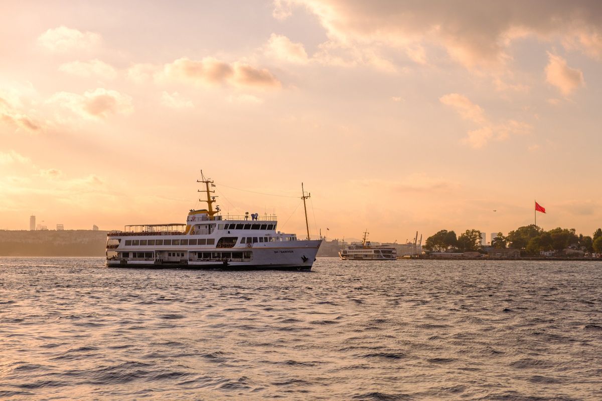 Ein Schiff auf dem Bosporus im Abendlicht
