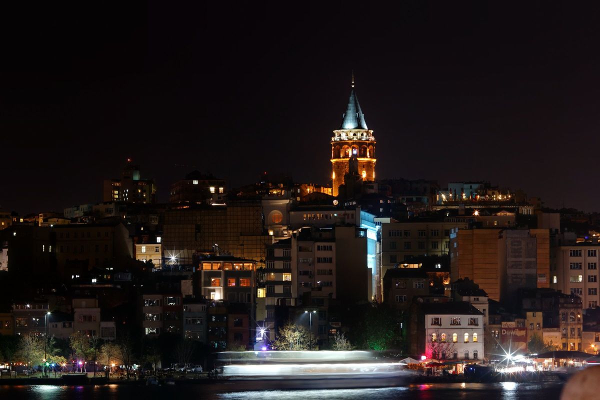 Der beleuchtete Galataturm über den Dächern von Beyoğlu bei Nacht