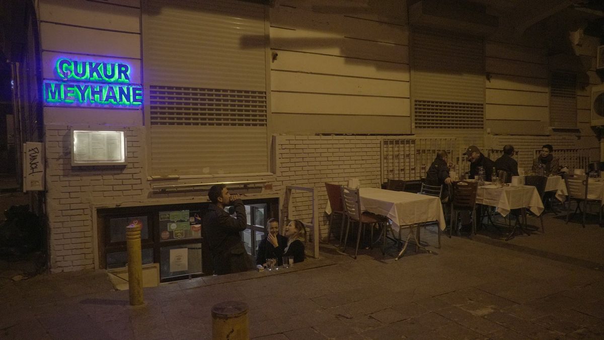 Außenansicht einer Meyhane in Beyoğlu am Abend