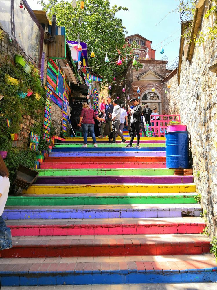 Bunt bemalte Treppe im Istanbuler Viertel Balat mit Lampions darüber