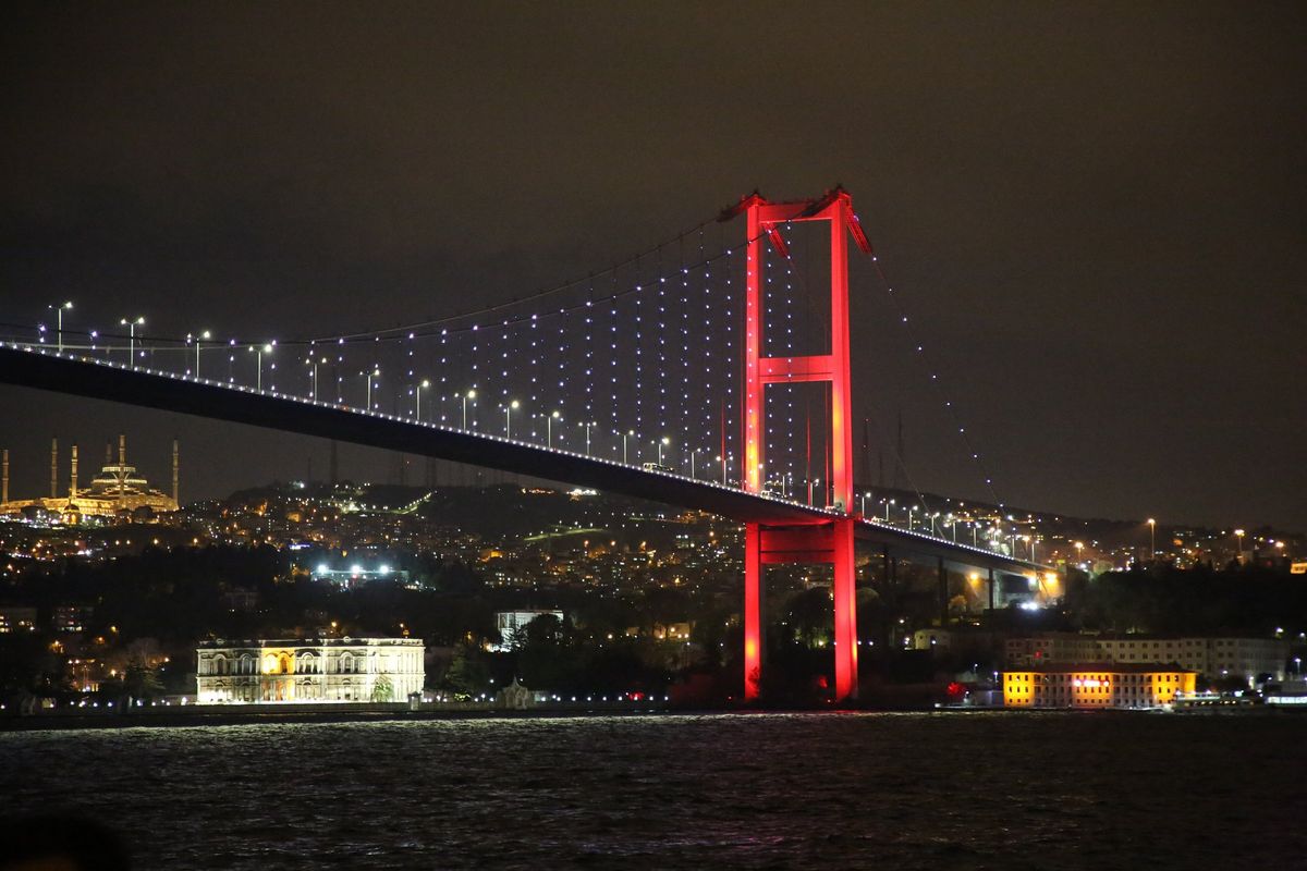 Die rot beleuchtete Bosporusbrücke bei Nacht