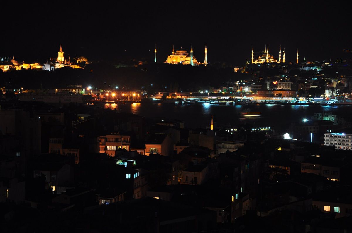 Nächtlicher Blick über das Goldene Horn auf die historische Halbinsel mit Moscheen