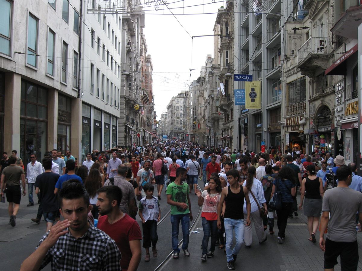 Dichte Menschenmenge auf der İstiklal Caddesi